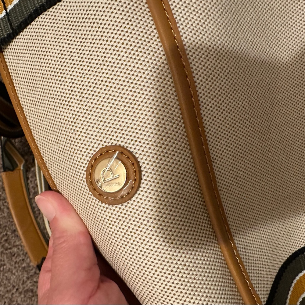 Stylish Tan and Cream Tote Bag - Picture 5 of 8